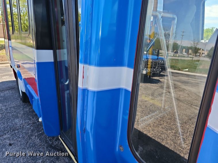 image for item DM1626 2014 Ford E450 Super Duty  shuttle bus