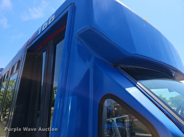 image for item DM1626 2014 Ford E450 Super Duty  shuttle bus