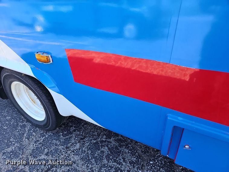 image for item DM1626 2014 Ford E450 Super Duty  shuttle bus