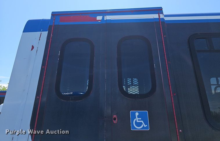 image for item DM1626 2014 Ford E450 Super Duty  shuttle bus