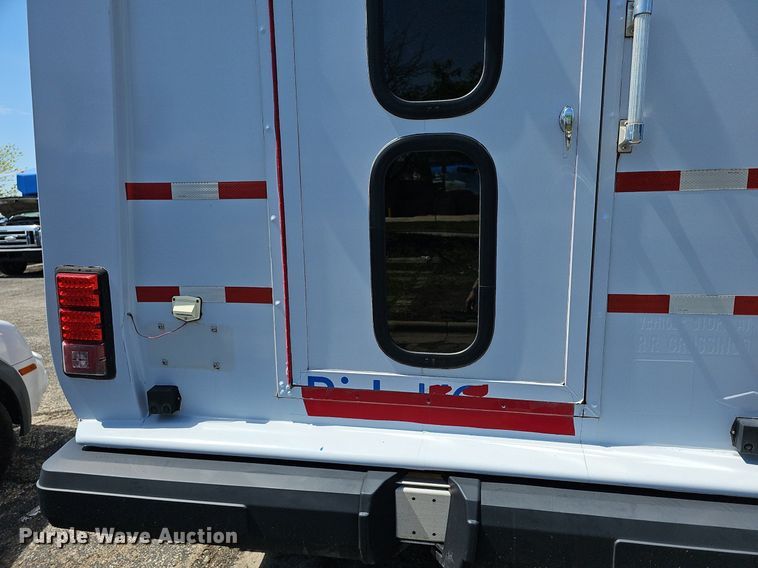 image for item DM1626 2014 Ford E450 Super Duty  shuttle bus