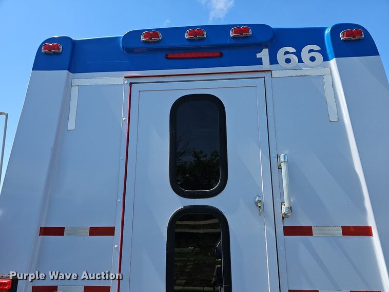 image for item DM1626 2014 Ford E450 Super Duty  shuttle bus