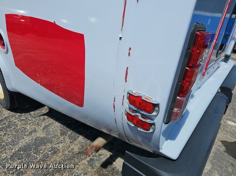 image for item DM1626 2014 Ford E450 Super Duty  shuttle bus