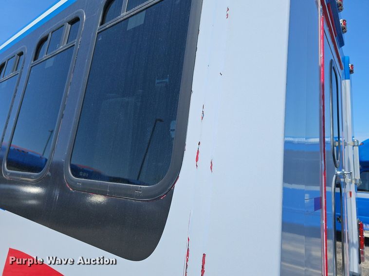 image for item DM1626 2014 Ford E450 Super Duty  shuttle bus