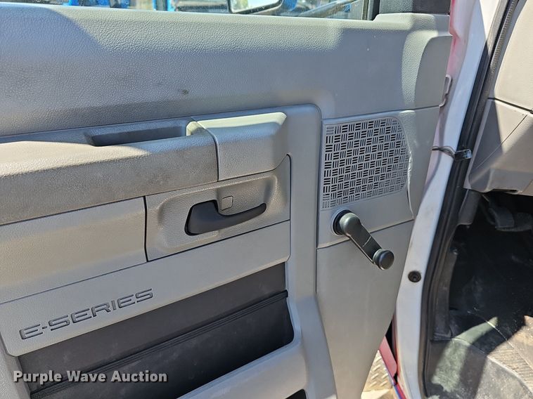 image for item DM1626 2014 Ford E450 Super Duty  shuttle bus