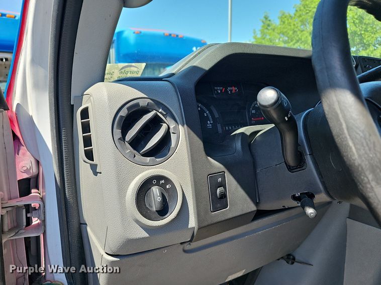 image for item DM1626 2014 Ford E450 Super Duty  shuttle bus