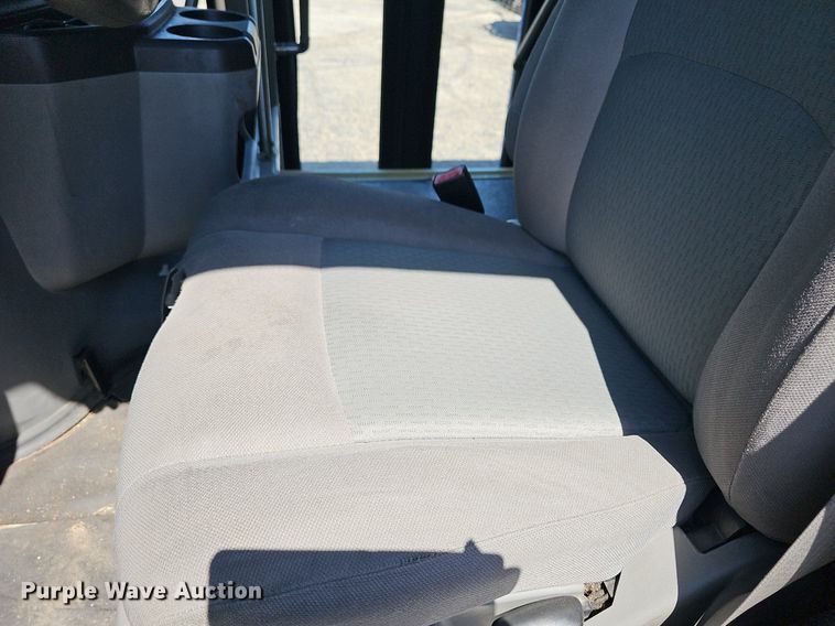 image for item DM1626 2014 Ford E450 Super Duty  shuttle bus