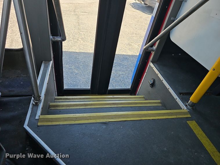 image for item DM1626 2014 Ford E450 Super Duty  shuttle bus