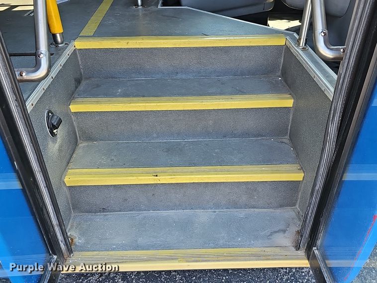 image for item DM1626 2014 Ford E450 Super Duty  shuttle bus