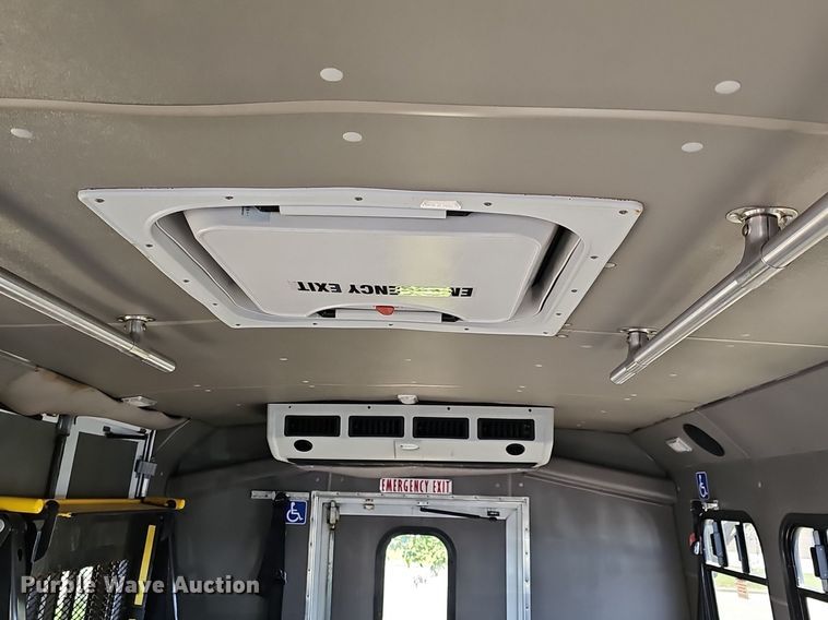 image for item DM1626 2014 Ford E450 Super Duty  shuttle bus