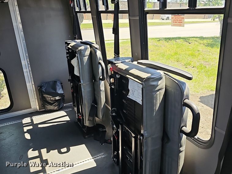 image for item DM1626 2014 Ford E450 Super Duty  shuttle bus