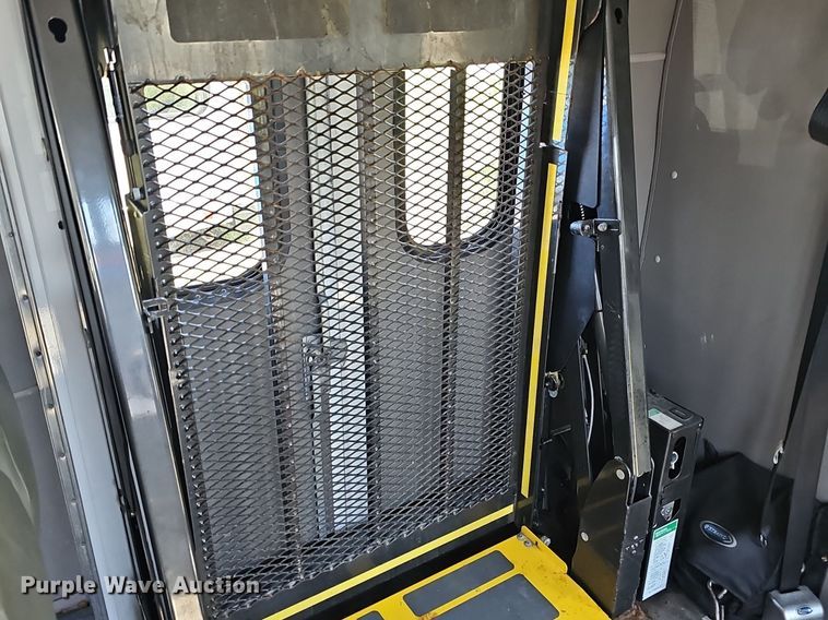 image for item DM1626 2014 Ford E450 Super Duty  shuttle bus
