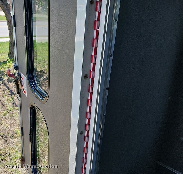 image for item DM1626 2014 Ford E450 Super Duty  shuttle bus