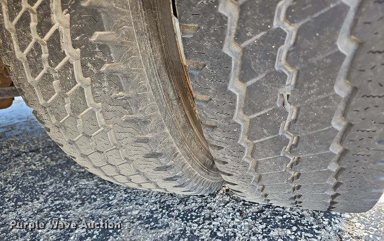 image for item DM1626 2014 Ford E450 Super Duty  shuttle bus