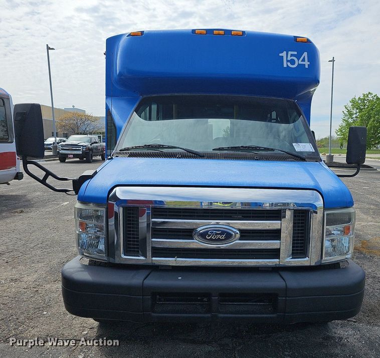 image for item DM1649 2012 Ford E450 Super Duty  shuttle bus