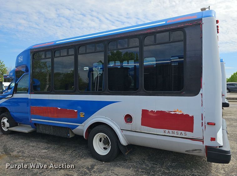 image for item DM1649 2012 Ford E450 Super Duty  shuttle bus