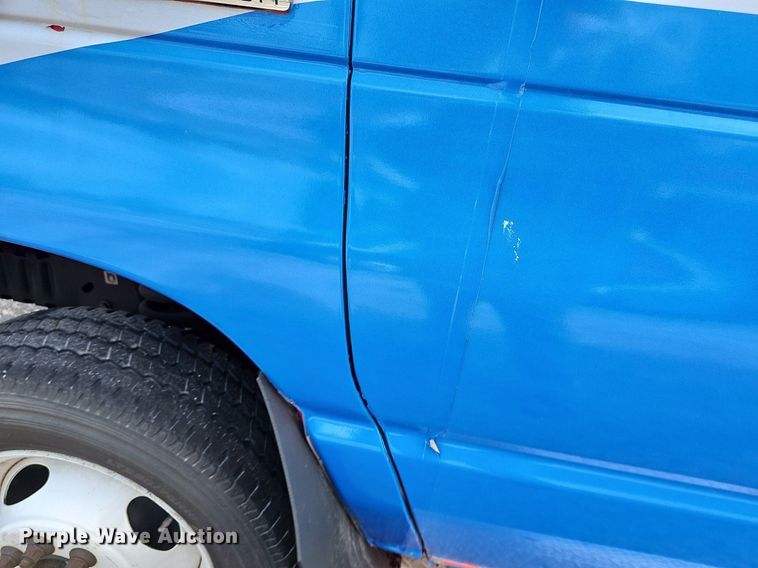 image for item DM1649 2012 Ford E450 Super Duty  shuttle bus