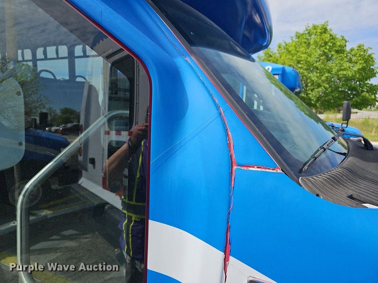 image for item DM1649 2012 Ford E450 Super Duty  shuttle bus