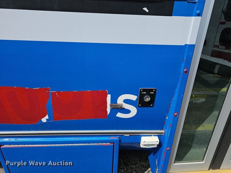 image for item DM1649 2012 Ford E450 Super Duty  shuttle bus