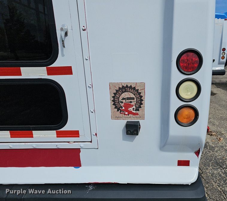 image for item DM1649 2012 Ford E450 Super Duty  shuttle bus