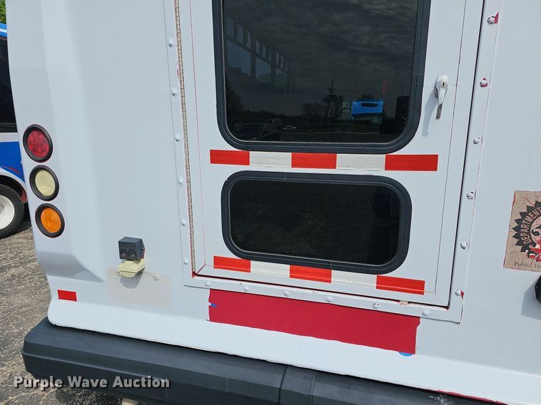 image for item DM1649 2012 Ford E450 Super Duty  shuttle bus