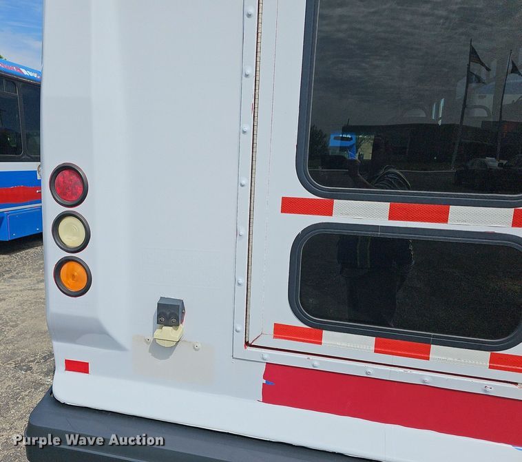 image for item DM1649 2012 Ford E450 Super Duty  shuttle bus