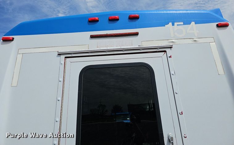 image for item DM1649 2012 Ford E450 Super Duty  shuttle bus