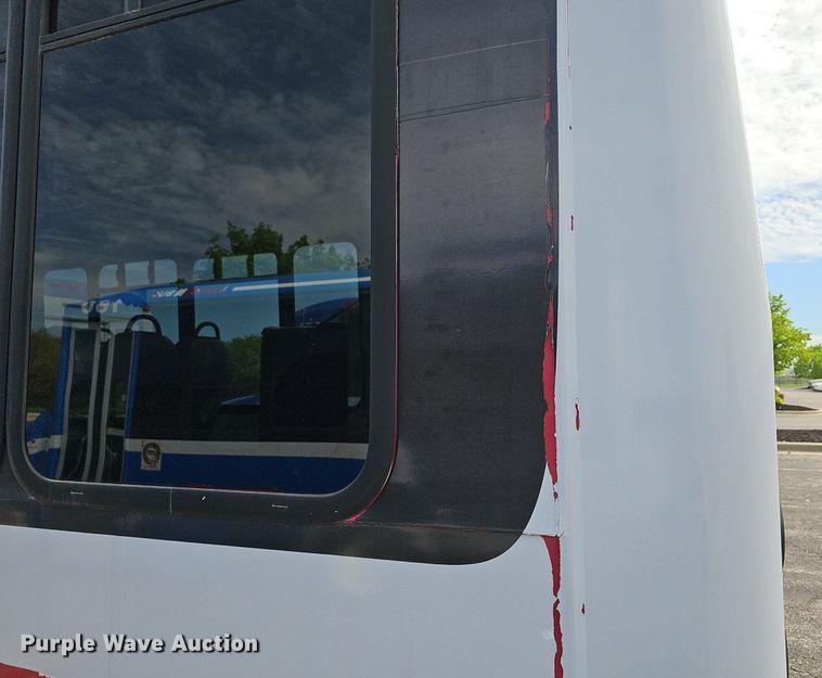 image for item DM1649 2012 Ford E450 Super Duty  shuttle bus