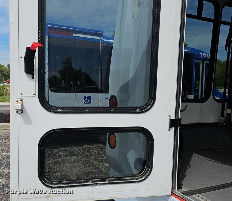 image for item DM1649 2012 Ford E450 Super Duty  shuttle bus