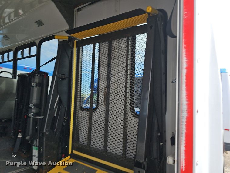 image for item DM1649 2012 Ford E450 Super Duty  shuttle bus