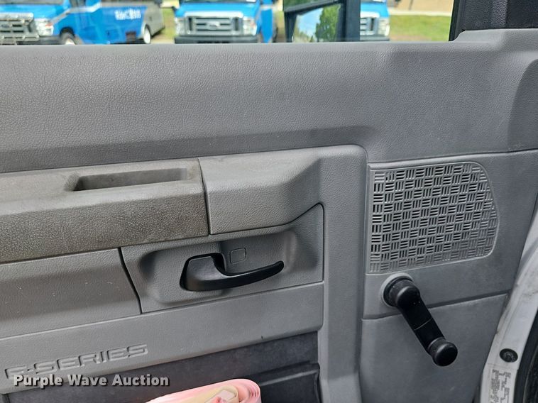 image for item DM1649 2012 Ford E450 Super Duty  shuttle bus