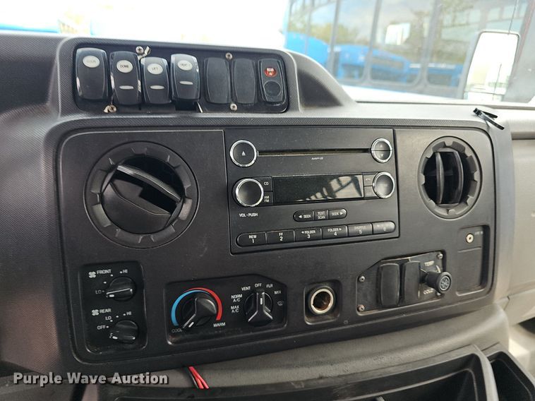 image for item DM1649 2012 Ford E450 Super Duty  shuttle bus