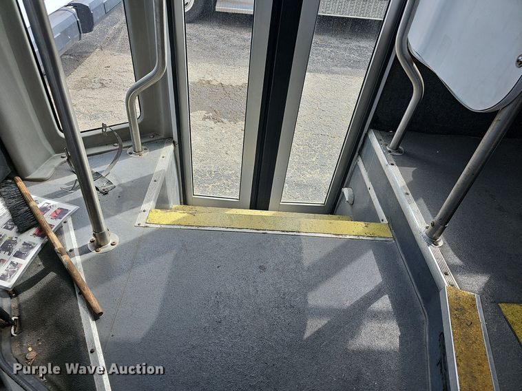 image for item DM1649 2012 Ford E450 Super Duty  shuttle bus