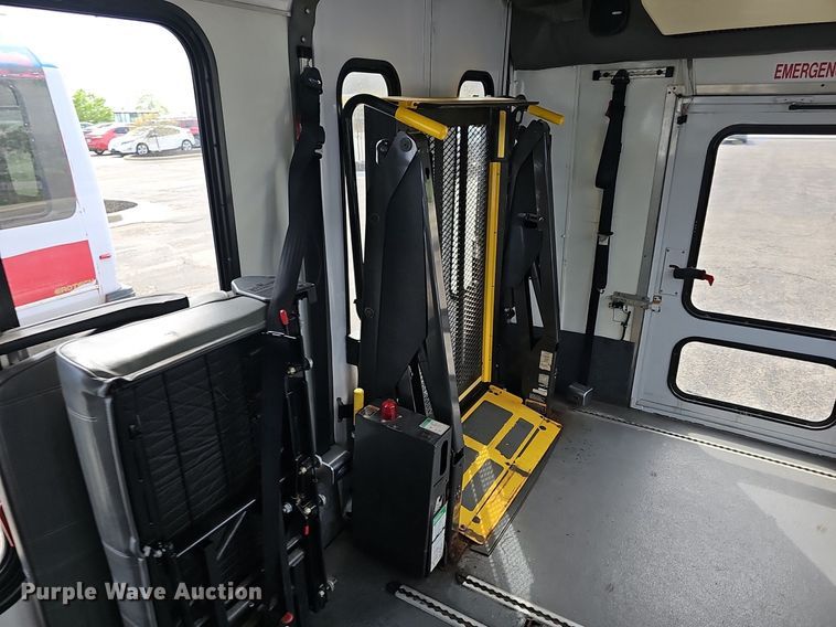 image for item DM1649 2012 Ford E450 Super Duty  shuttle bus