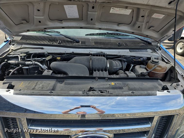 image for item DM1649 2012 Ford E450 Super Duty  shuttle bus