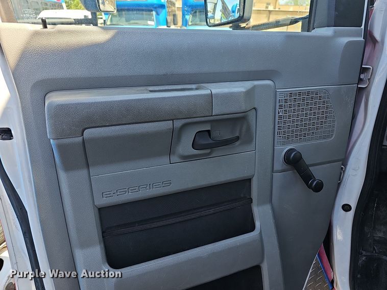 image for item DM1652 2014 Ford  E450 super duty  shuttle bus