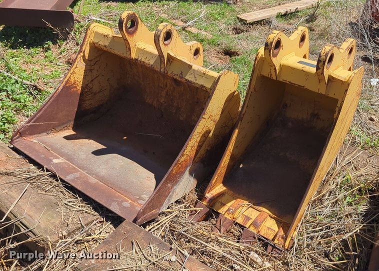 image for item DN3829 (2) John Deere backhoe buckets