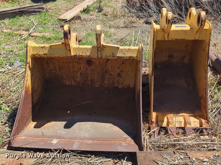 image for item DN3829 (2) John Deere backhoe buckets