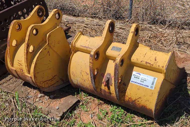 image for item DN3829 (2) John Deere backhoe buckets