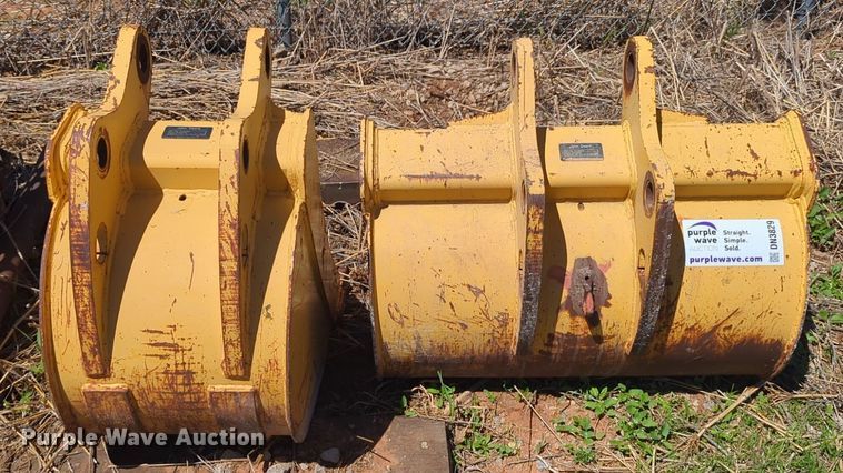 image for item DN3829 (2) John Deere backhoe buckets