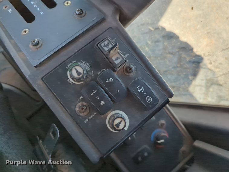 image for item DN3831 2011 John Deere 772G motor grader