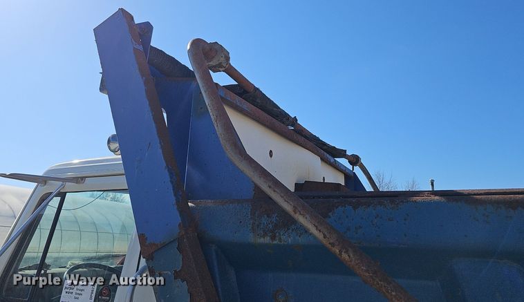 image for item DP0822 2001 International 4900 dump truck