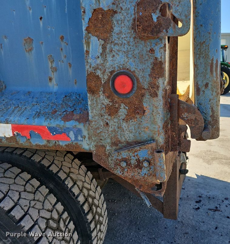 image for item DP0822 2001 International 4900 dump truck