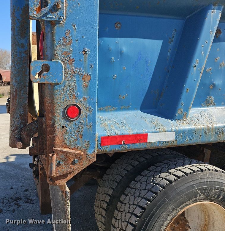 image for item DP0822 2001 International 4900 dump truck