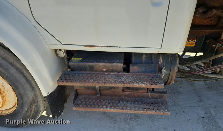 image for item DP0822 2001 International 4900 dump truck