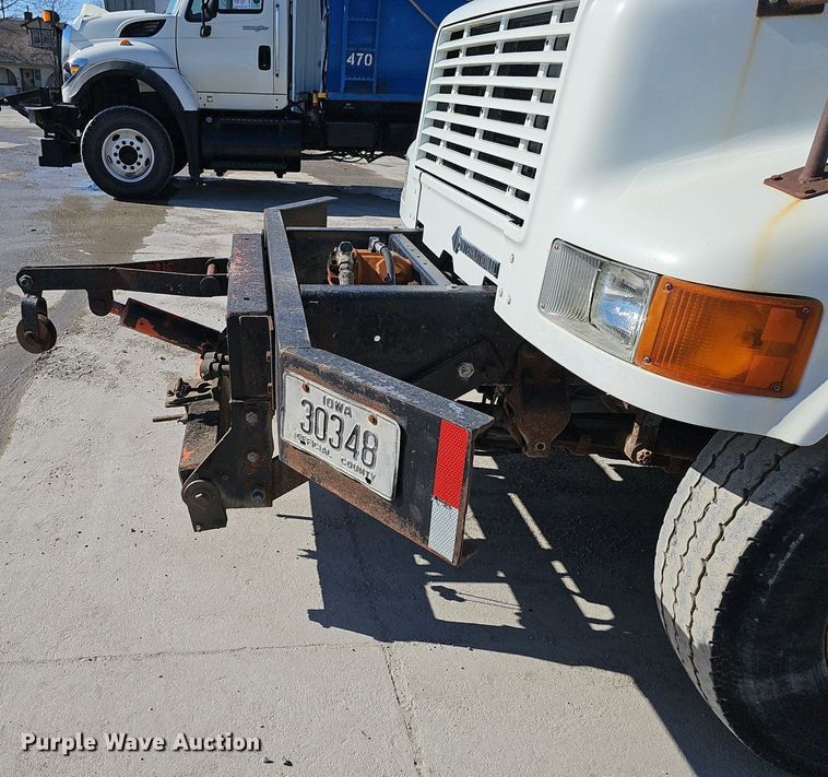 image for item DP0822 2001 International 4900 dump truck