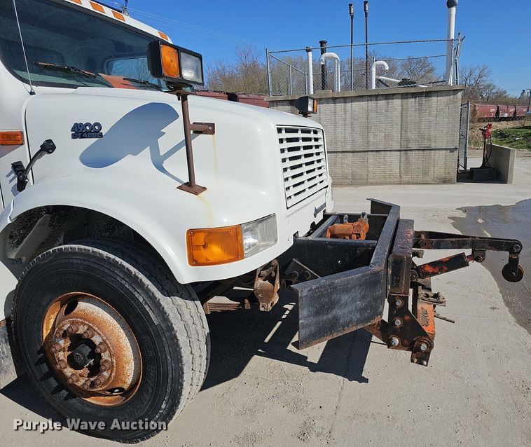 image for item DP0822 2001 International 4900 dump truck