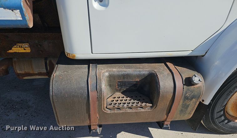 image for item DP0822 2001 International 4900 dump truck