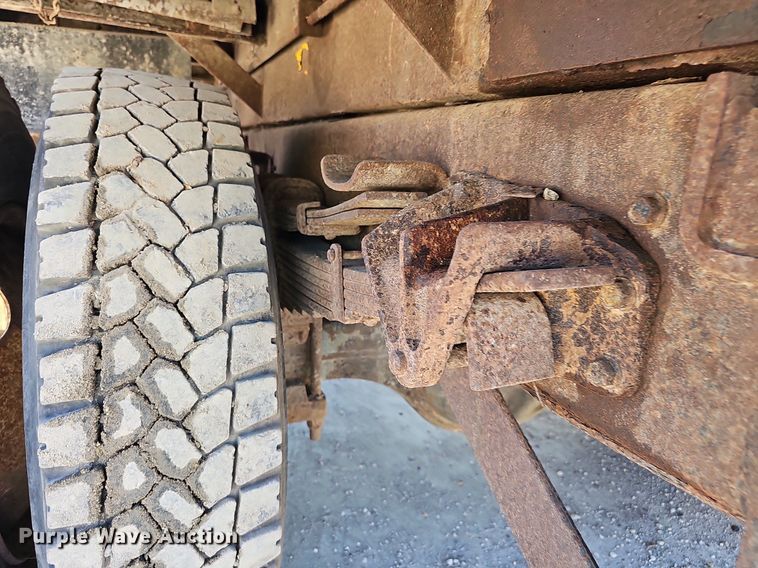 image for item DP0822 2001 International 4900 dump truck