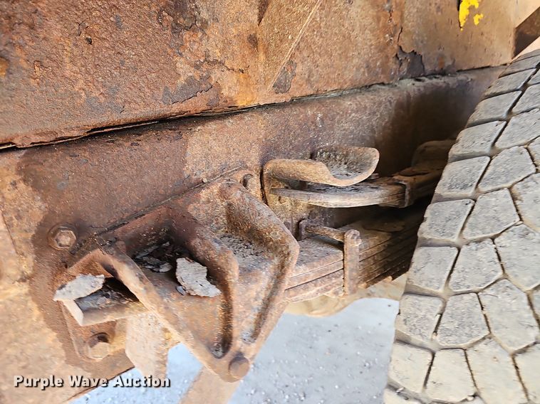 image for item DP0822 2001 International 4900 dump truck